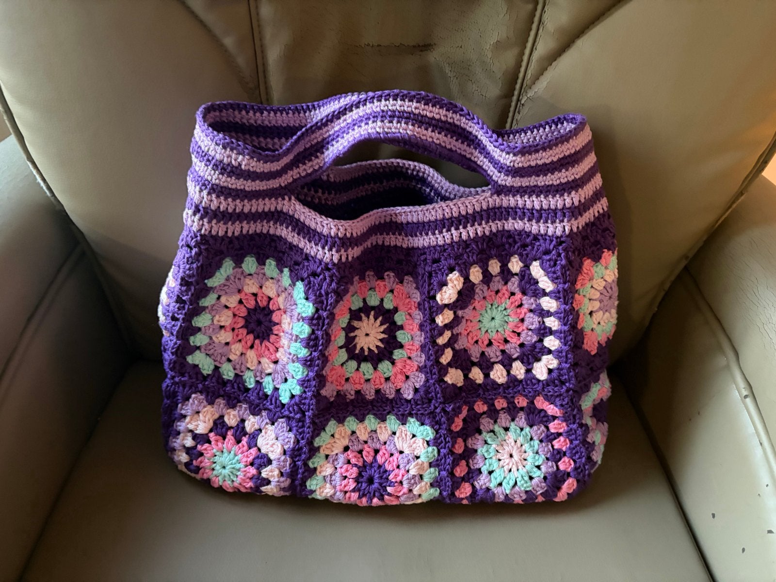 Gehaakte paarse tas met kleurrijke granny squares, Ophalen of Verzenden, Nieuw, Paars, Handtas