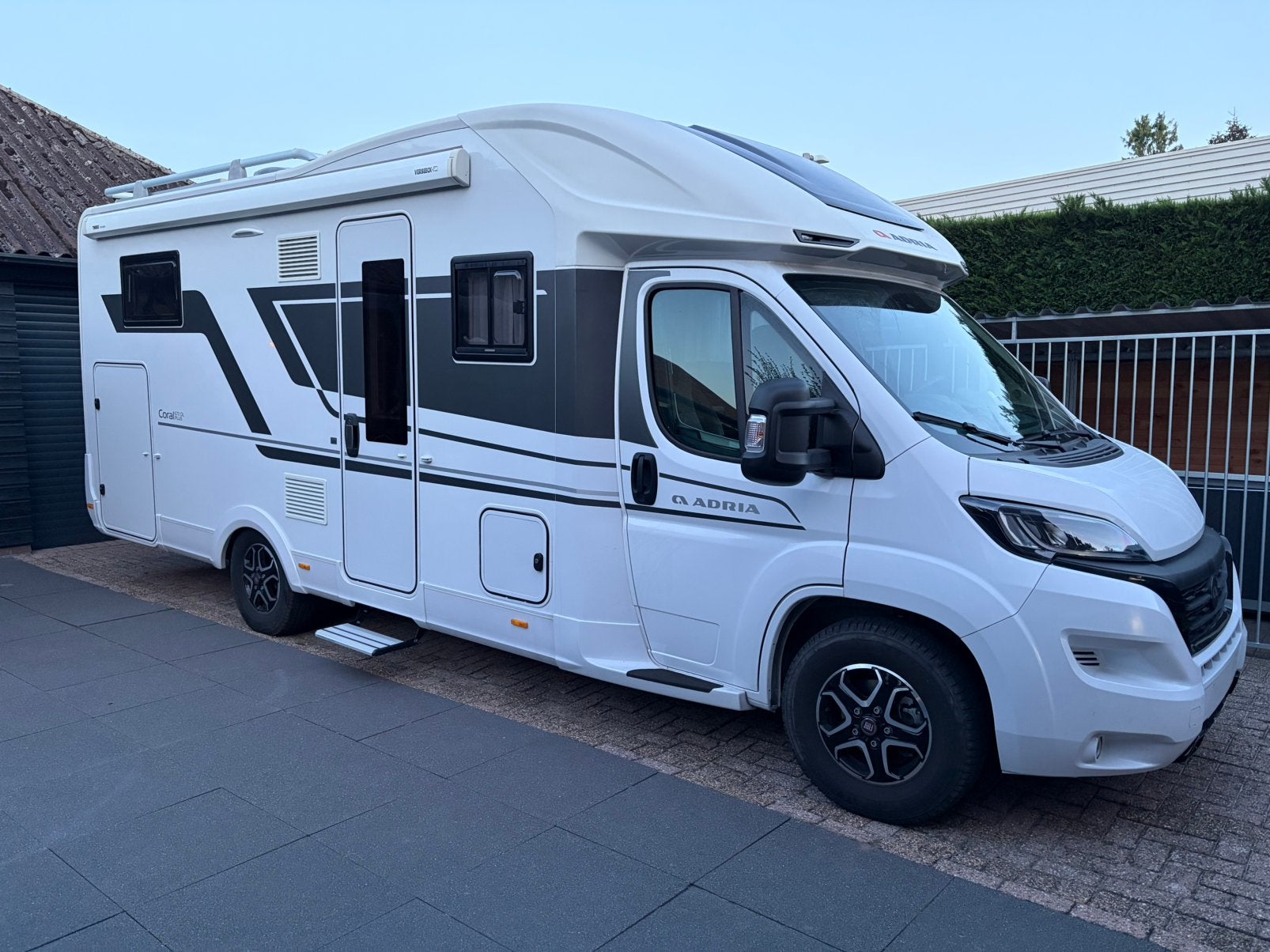 Adria 670 DL Coral Plus bj 2023  14500 km, Caravans en Kamperen, Ringverwarming, Fiat, 7 tot 8 meter, Bedrijf