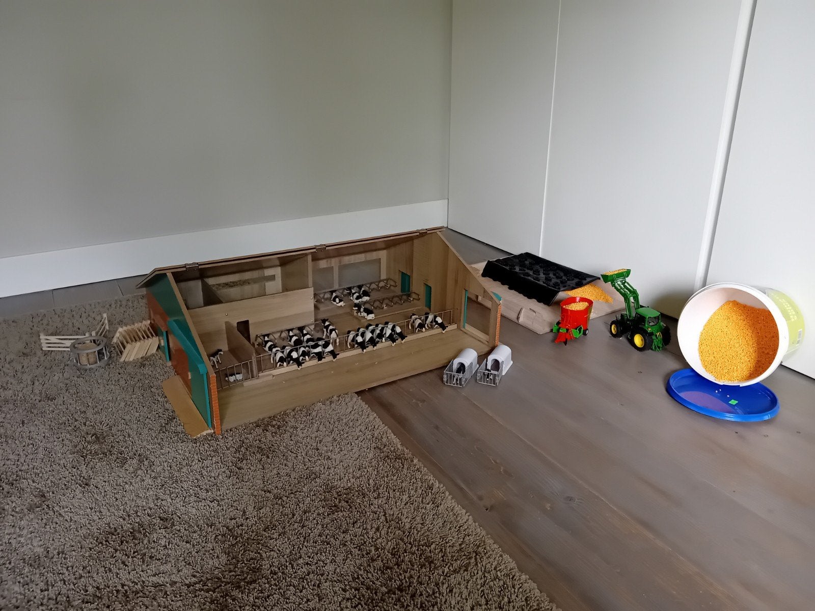 Kids Globe ligboxenstal, sleufsilo en Siku tractor 1:32, Ophalen, Gebruikt, Jongen of Meisje