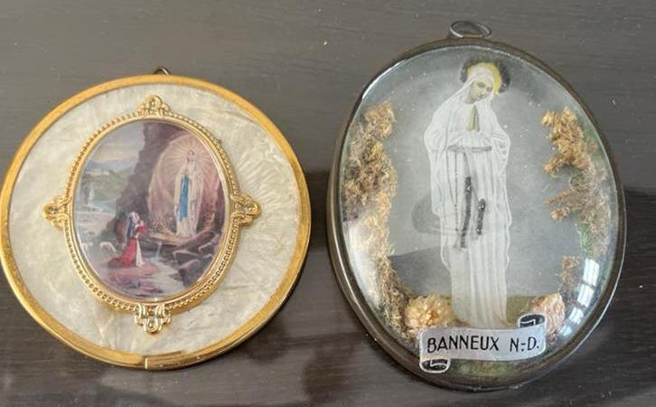Twee antieke religieuze muur hangers - Lourdes & Banneux, Ophalen of Verzenden