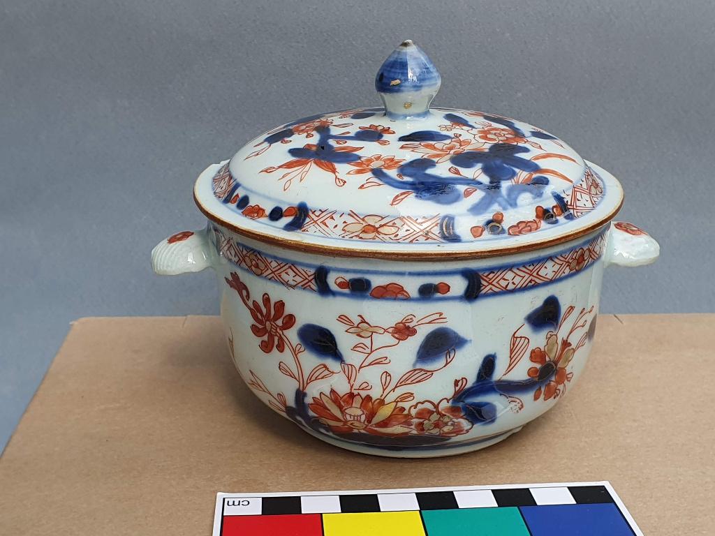 Porseleinen pot/doos en deksel, Imari porselein, Antiek en Kunst, Antiek | Keramiek en Aardewerk, Ophalen of Verzenden
