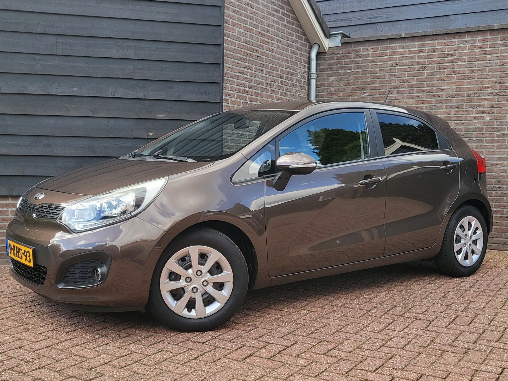 Kia Rio 1.2 CVVT Plus Pack - N.A.P. - Achteruitrij camera, Euro 5, 4 cilinders, Bruin, Origineel Nederlands