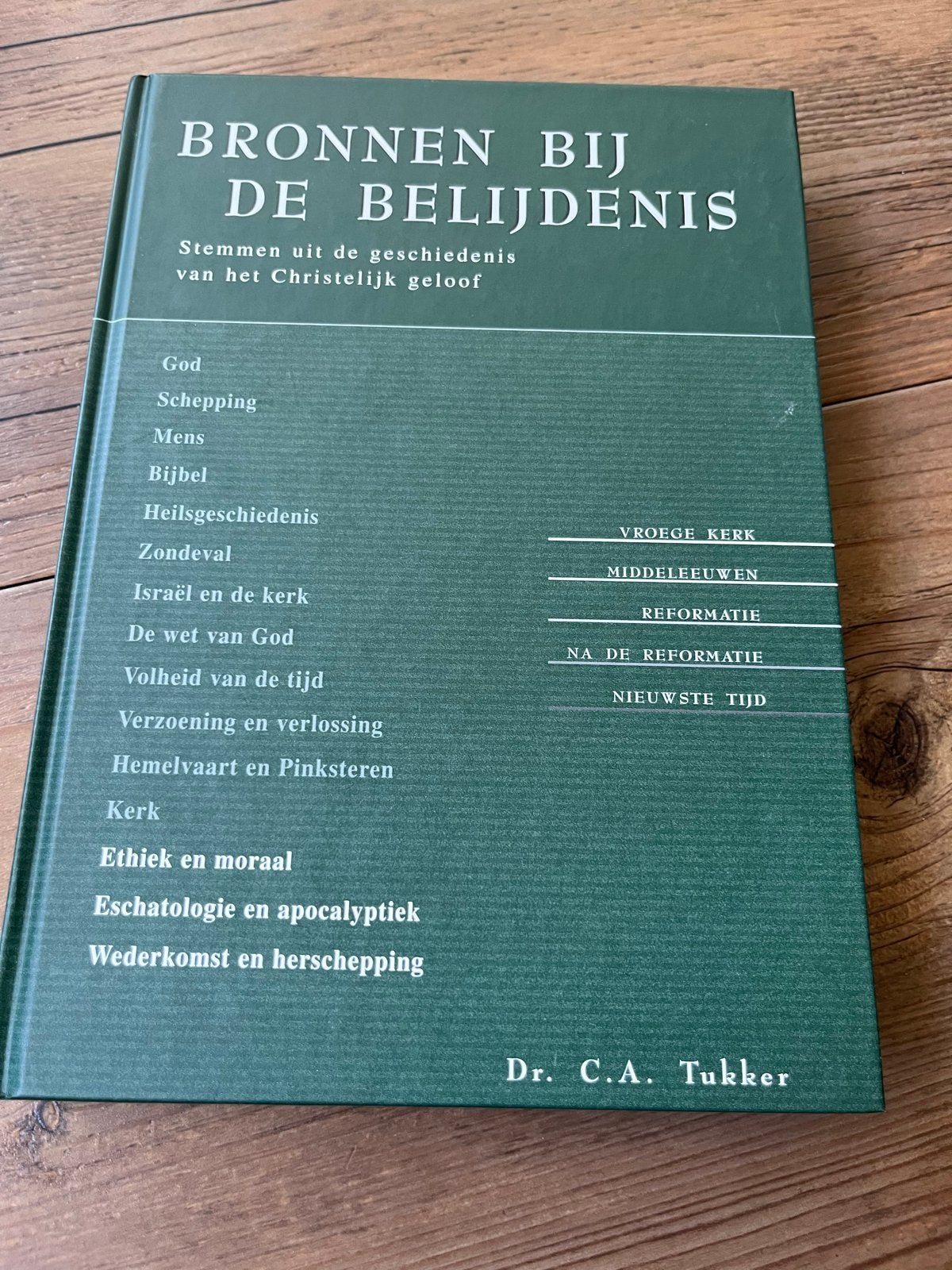 Bronnen bij de Belijdenis - Dr. C.A. Tukker, Boeken, Godsdienst en Theologie, Ophalen of Verzenden, Zo goed als nieuw, Christendom | Protestants