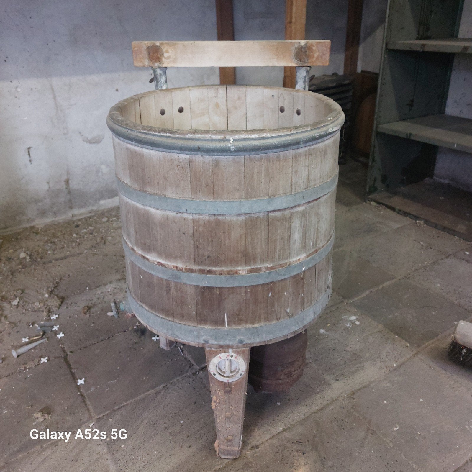 Antieke houten wastobbe, Ophalen