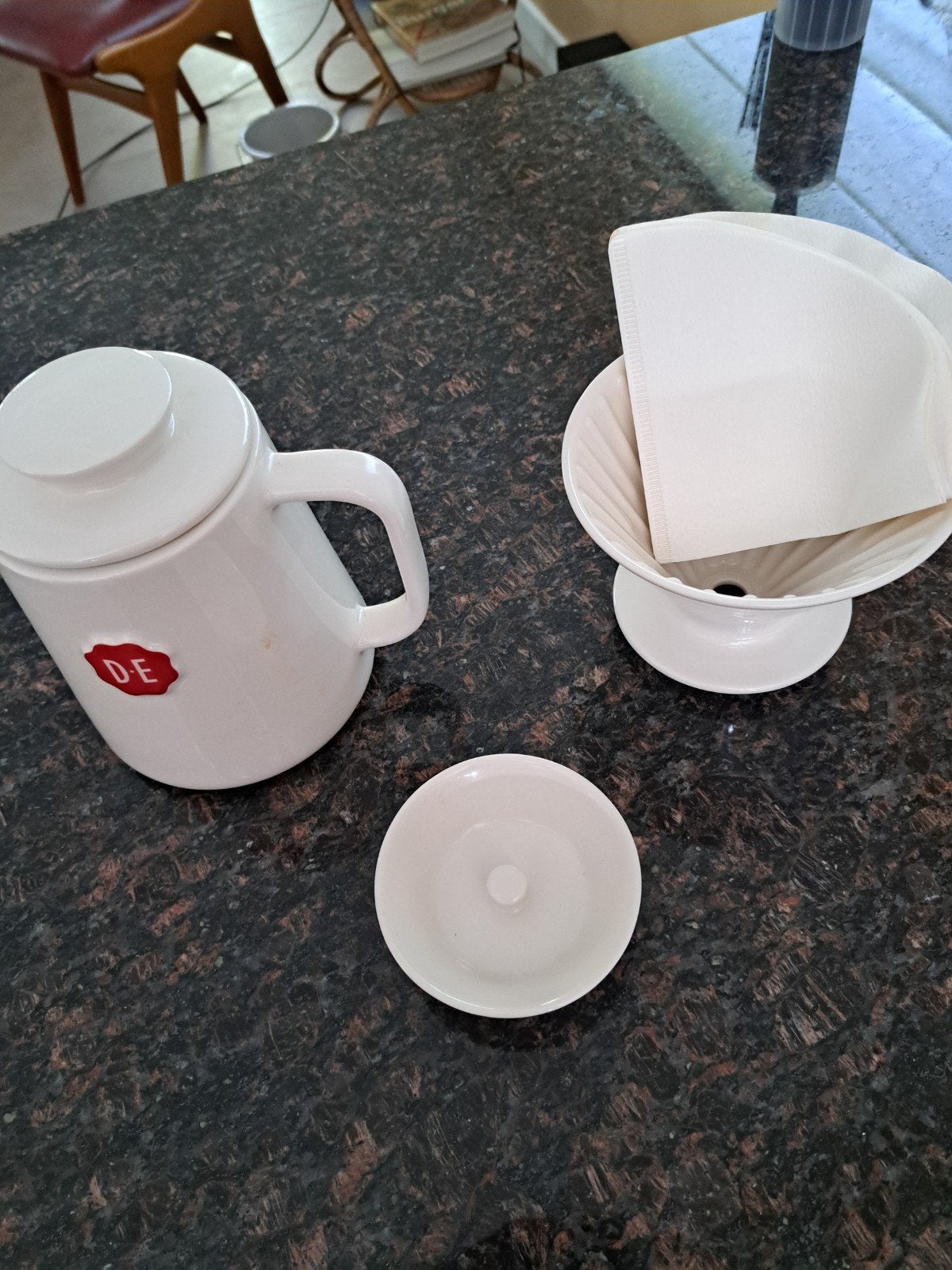 Douwe Egberts koffiekan met filterhouder, Ophalen of Verzenden, Steen/keramiek, Wit, Overige merken