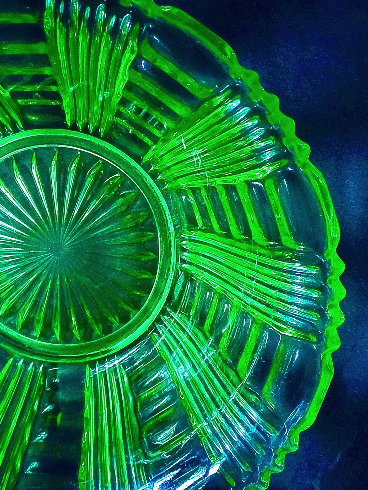 Lichtgevende Groen Glazen Schaal voor € 25, Antiek en Kunst, Ophalen