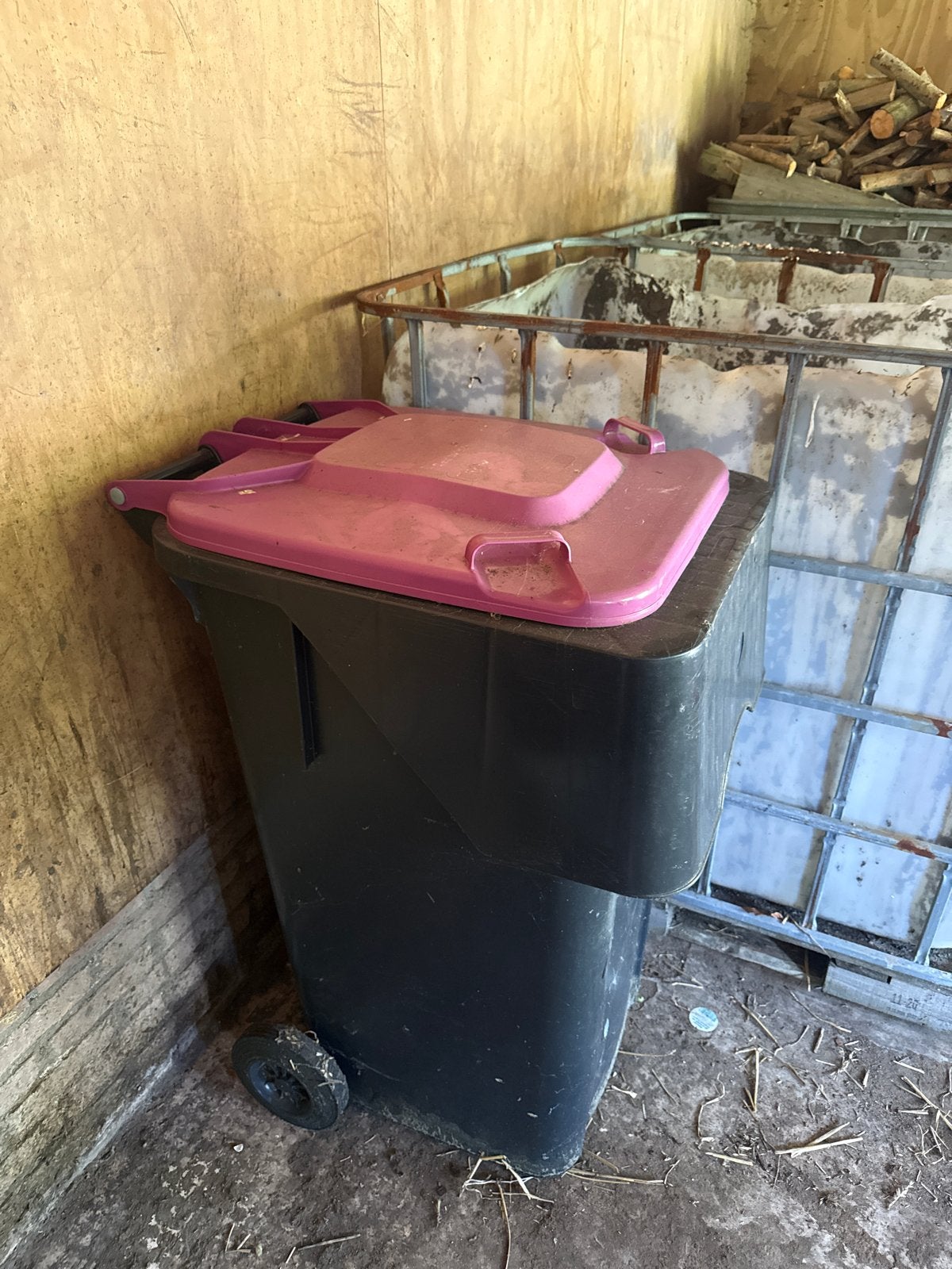 Gebruikte afvalcontainer met roze deksel, Ophalen, Kunststof, Gebruikt, 40 liter of meer