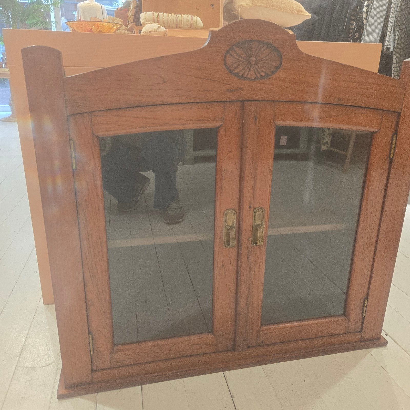 Vintage houten wandkastje met glazen deurtjes, Ophalen, Zo goed als nieuw, Nvt, Nvt