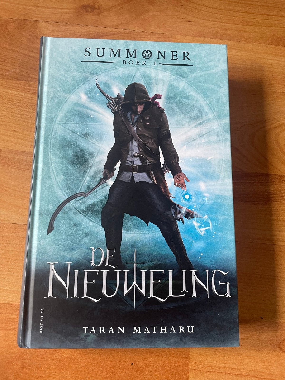 Summoner Boek 1: De Nieuweling - Taran Matharu, Ophalen of Verzenden, Zo goed als nieuw