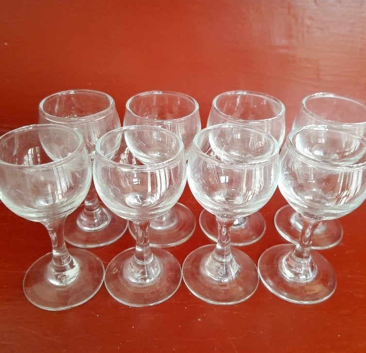 8 likeurglaasjes op voet, Verzamelen, Glas en Borrelglaasjes, Ophalen of Verzenden, Gebruikt, Borrel- of Shotglas