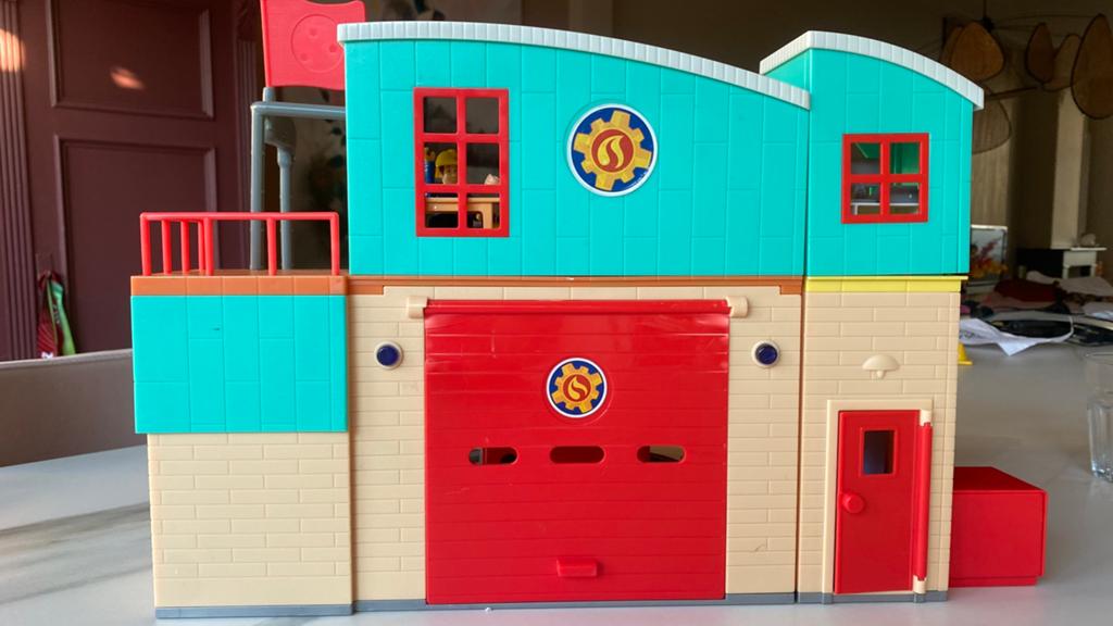 Brandweer man sam kazerne met voertuigen, Kinderen en Baby's, Speelgoed | Poppenhuizen, Ophalen of Verzenden, Gebruikt, Poppenhuis