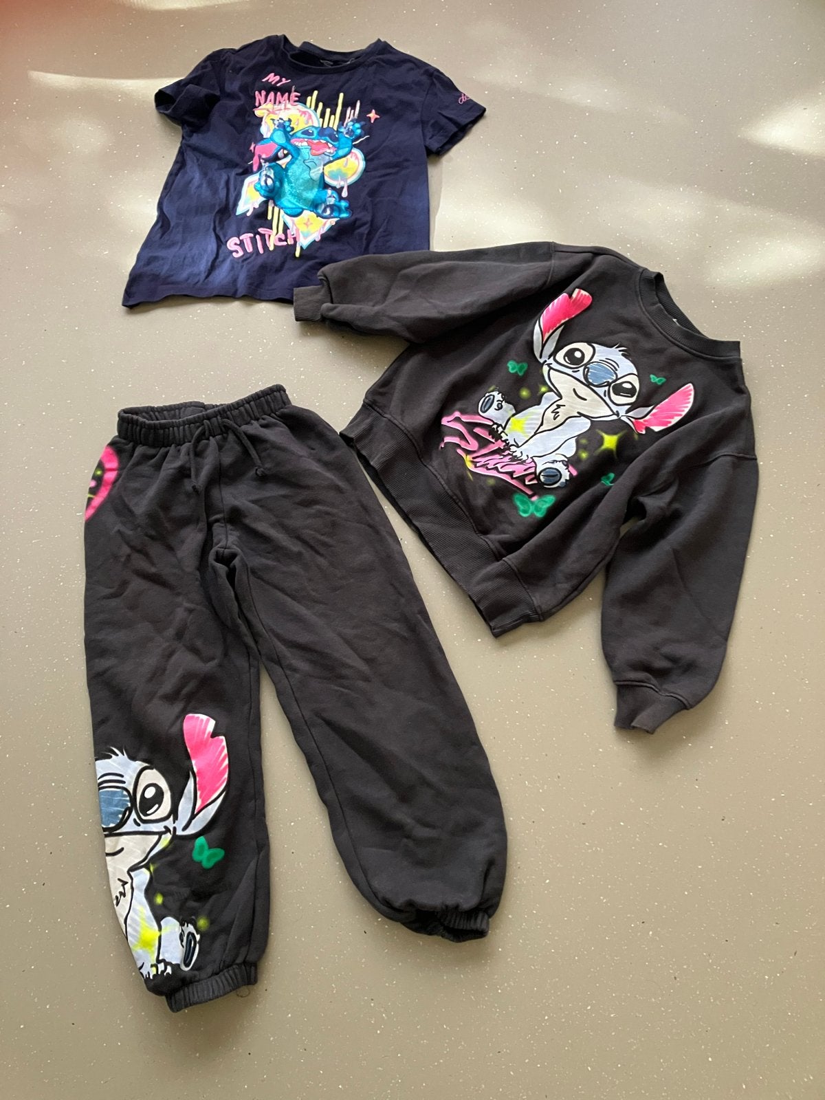 Stitch kleding set (134 T-shirt, trui en joggingbroek), Ophalen of Verzenden, Gebruikt, Maat 128