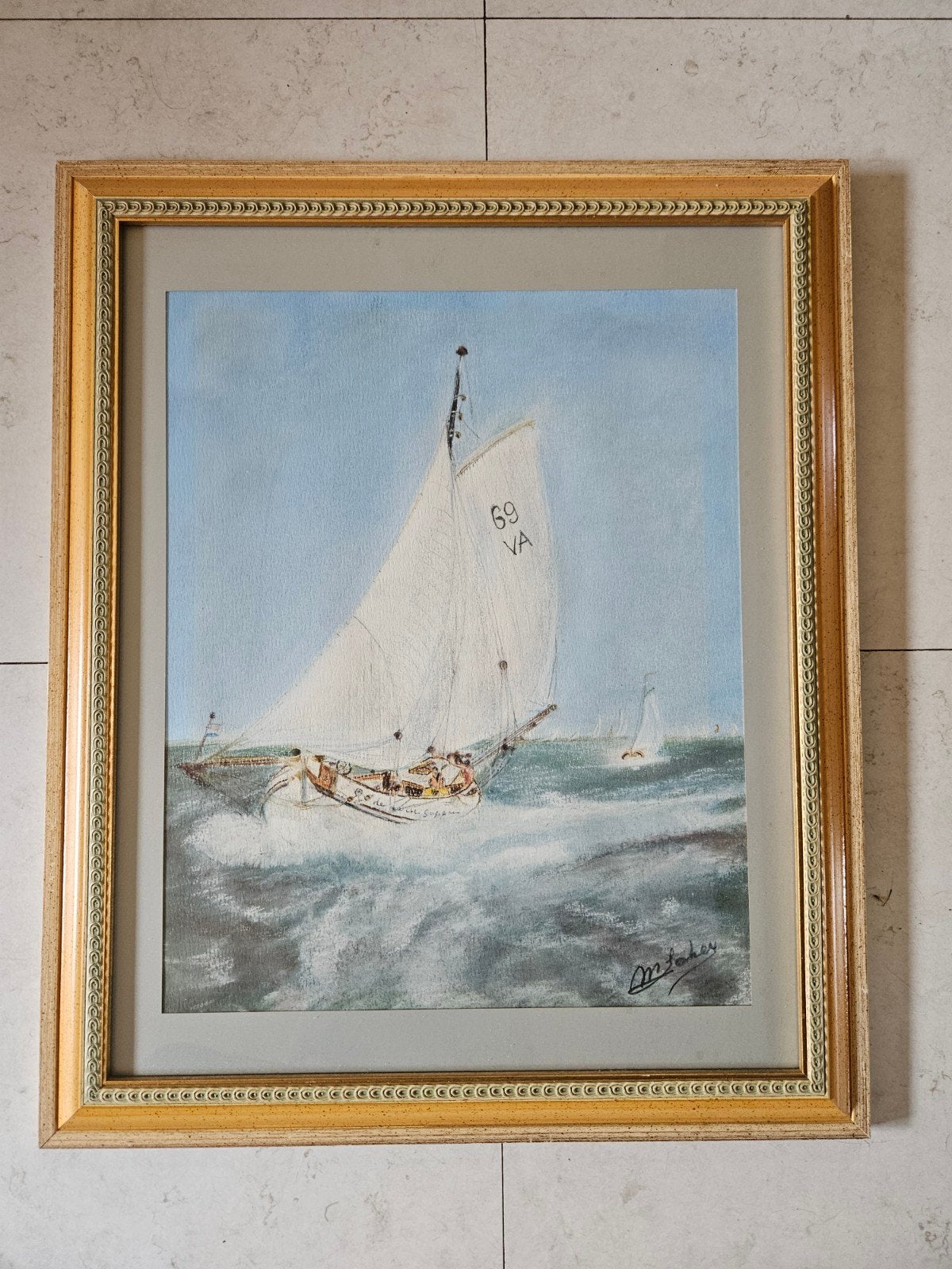 Ingelijst schilderij van zeilboot op zee, Gebruikt, Met afbeelding, Goud, Hout