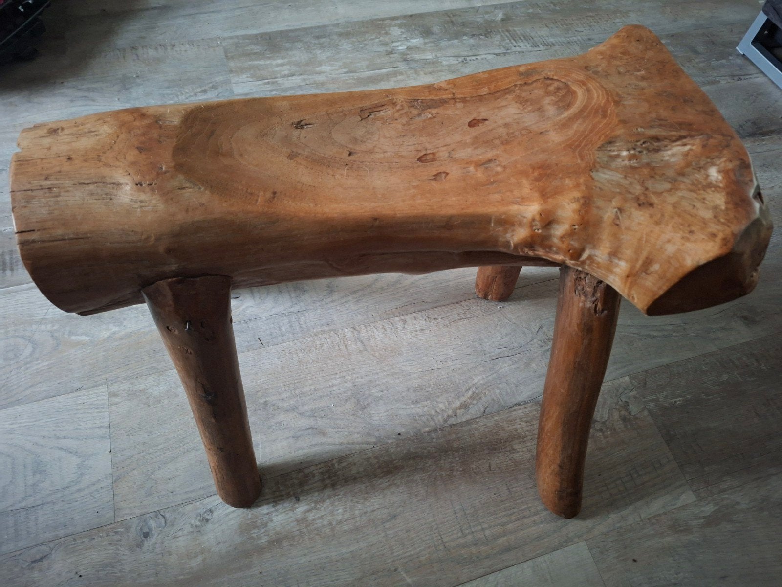 Unieke houten kruk / bijzettafel van boomstam, Huis en Inrichting, Ophalen