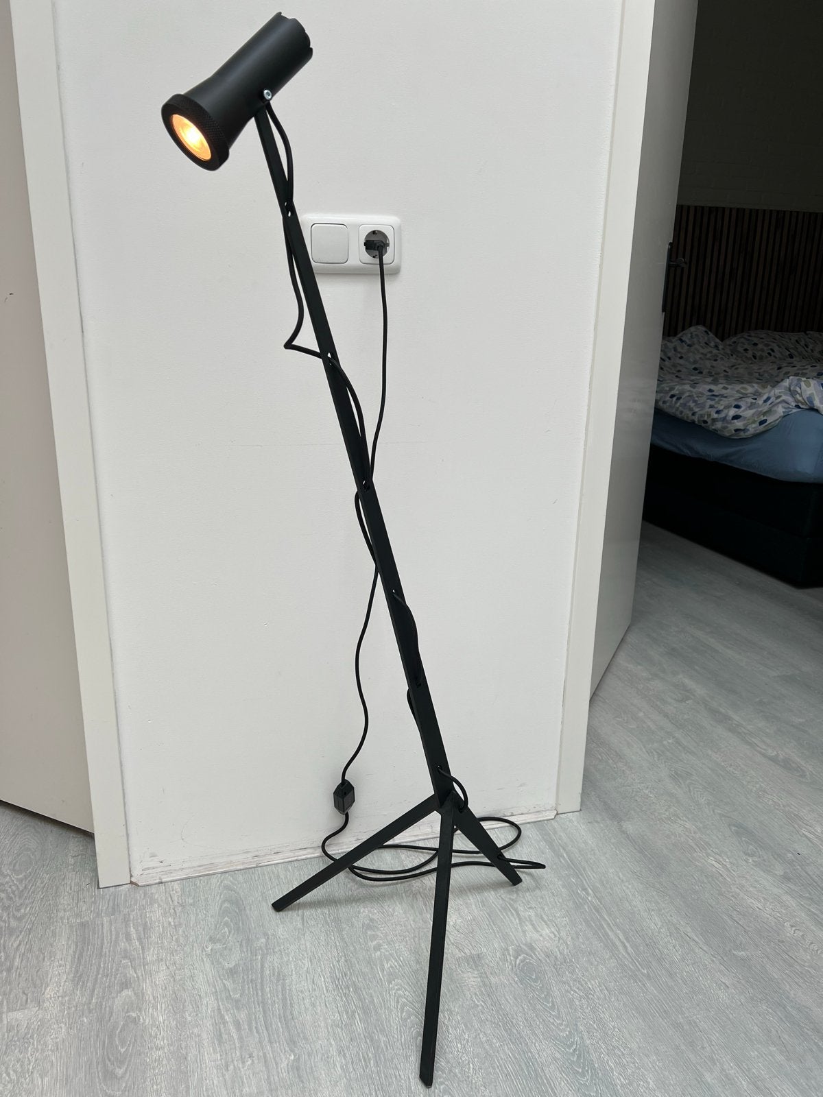 Zwarte aluminium vloerlamp met standaard, Ophalen, Design industrieel, Zo goed als nieuw, Metaal