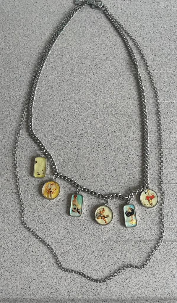 Heupketting ceintuur ketting met 6 pinups bedels, Ophalen of Verzenden, Zo goed als nieuw, Zwart