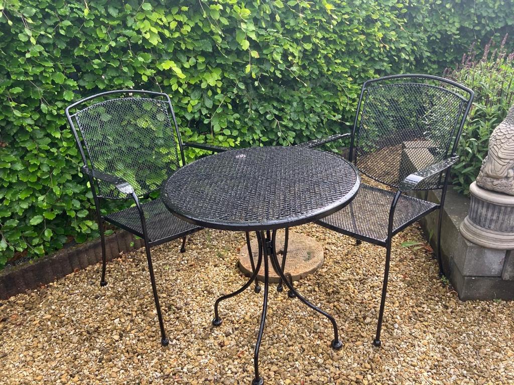 Tuinset 3-delig; 2 stoelen en ronde tafel 65x65 cm., Overige materialen, Bijzettafel, Zo goed als nieuw, Tuinset