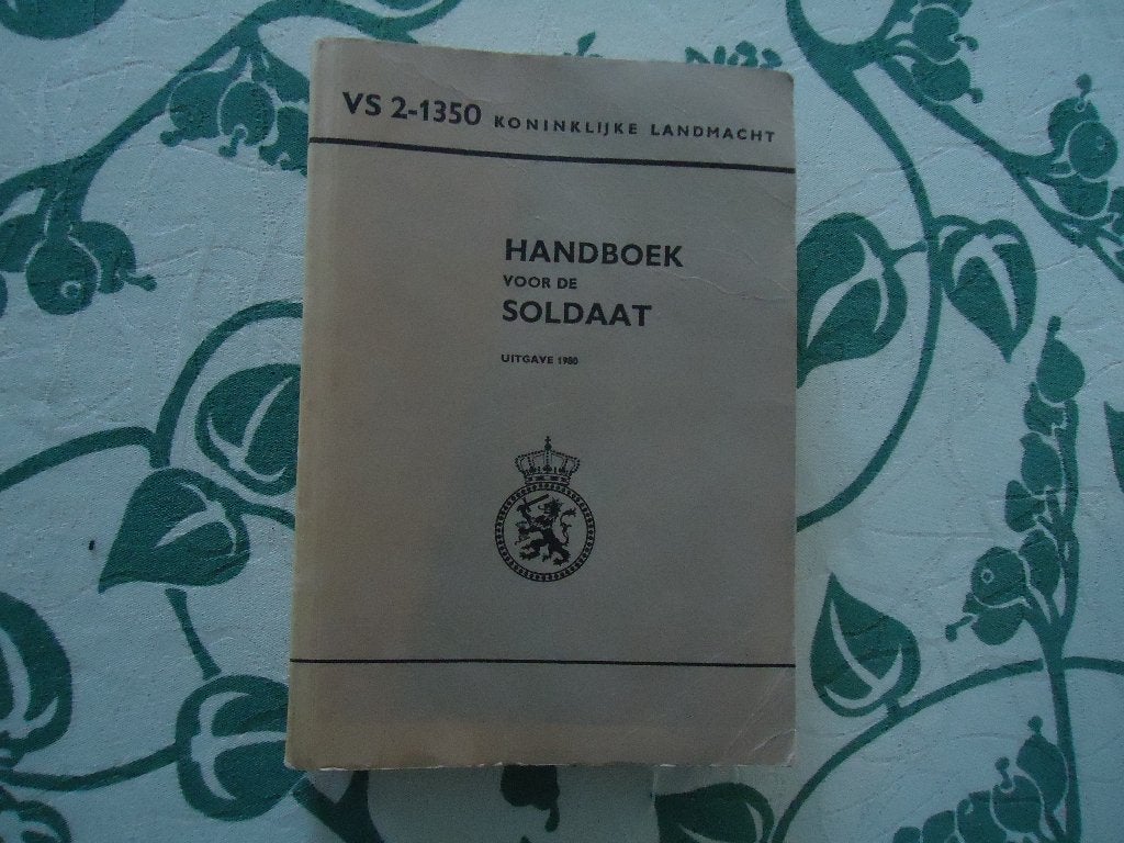 Handboek voor de soldaat uitgave 1980 in nwstaat VS 2 -1350, Verzenden, Landmacht, Nederland, Boek of Tijdschrift