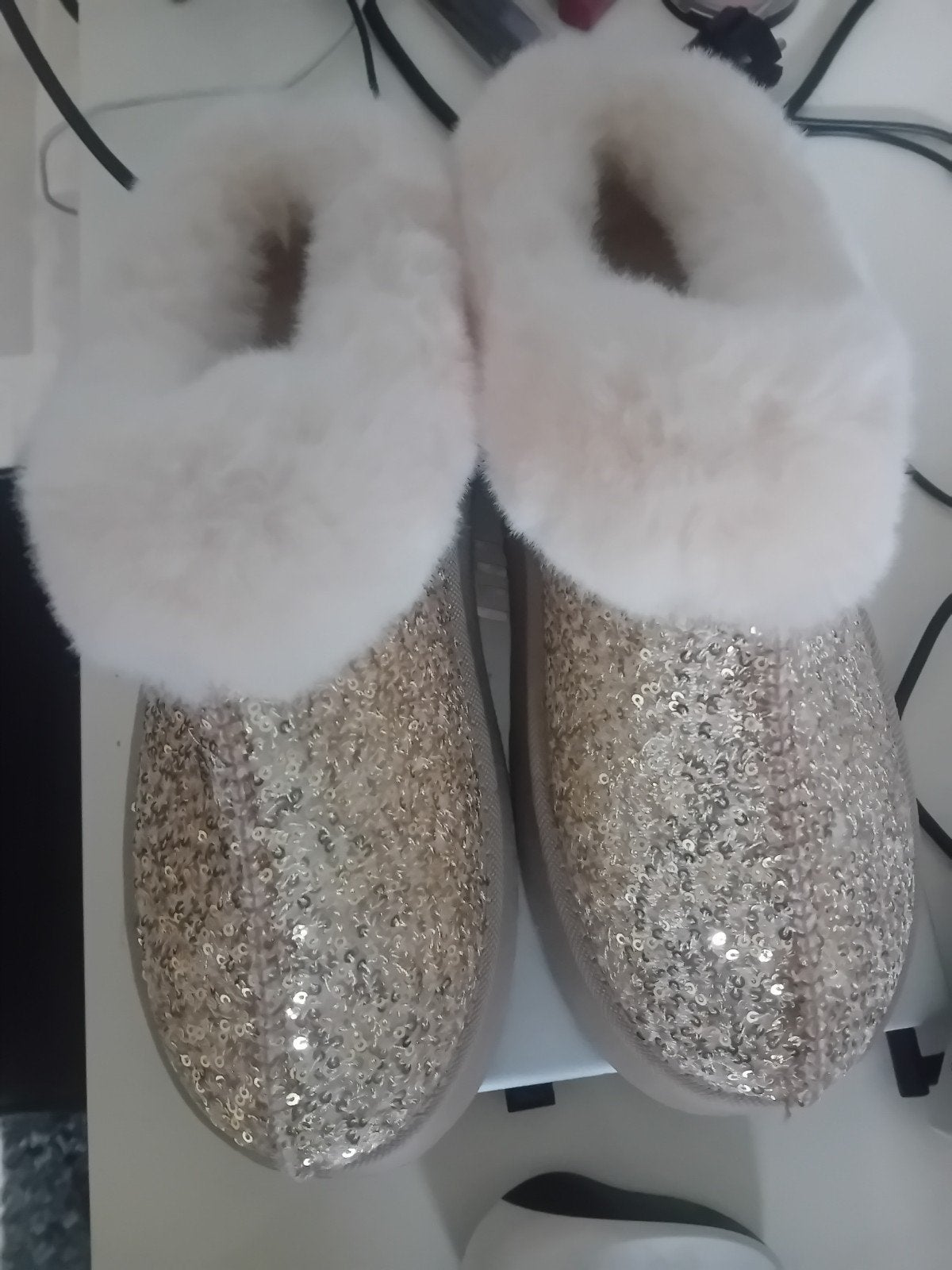 Gouden glitter pantoffels met bont, maat 41, Kleding | Dames, Schoenen, Overige kleuren, Nieuw, Ophalen of Verzenden, Pantoffels of Sloffen