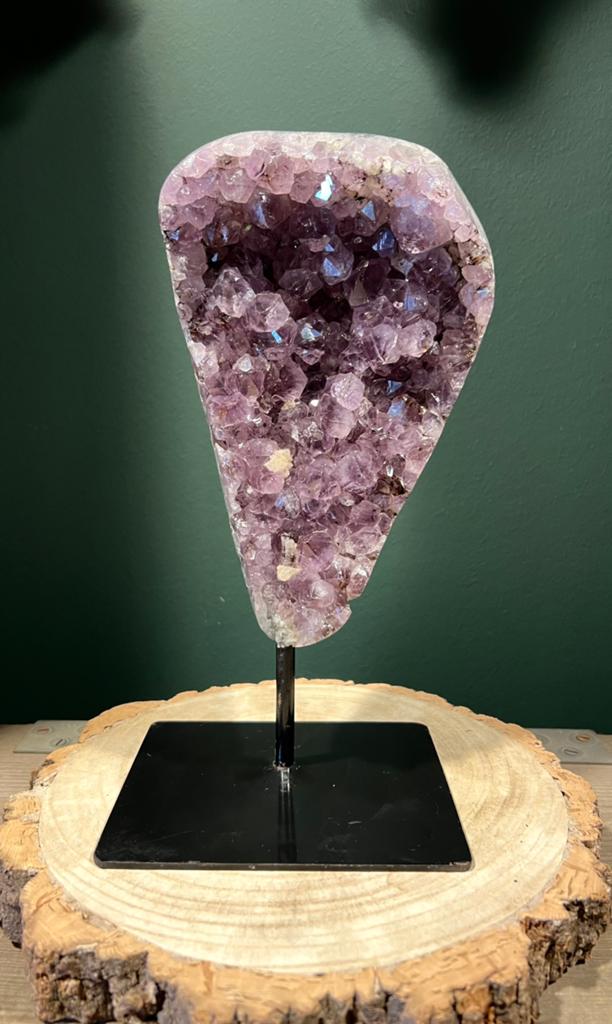 Amethist op zwarte metalen voet, Ophalen of Verzenden, Mineraal