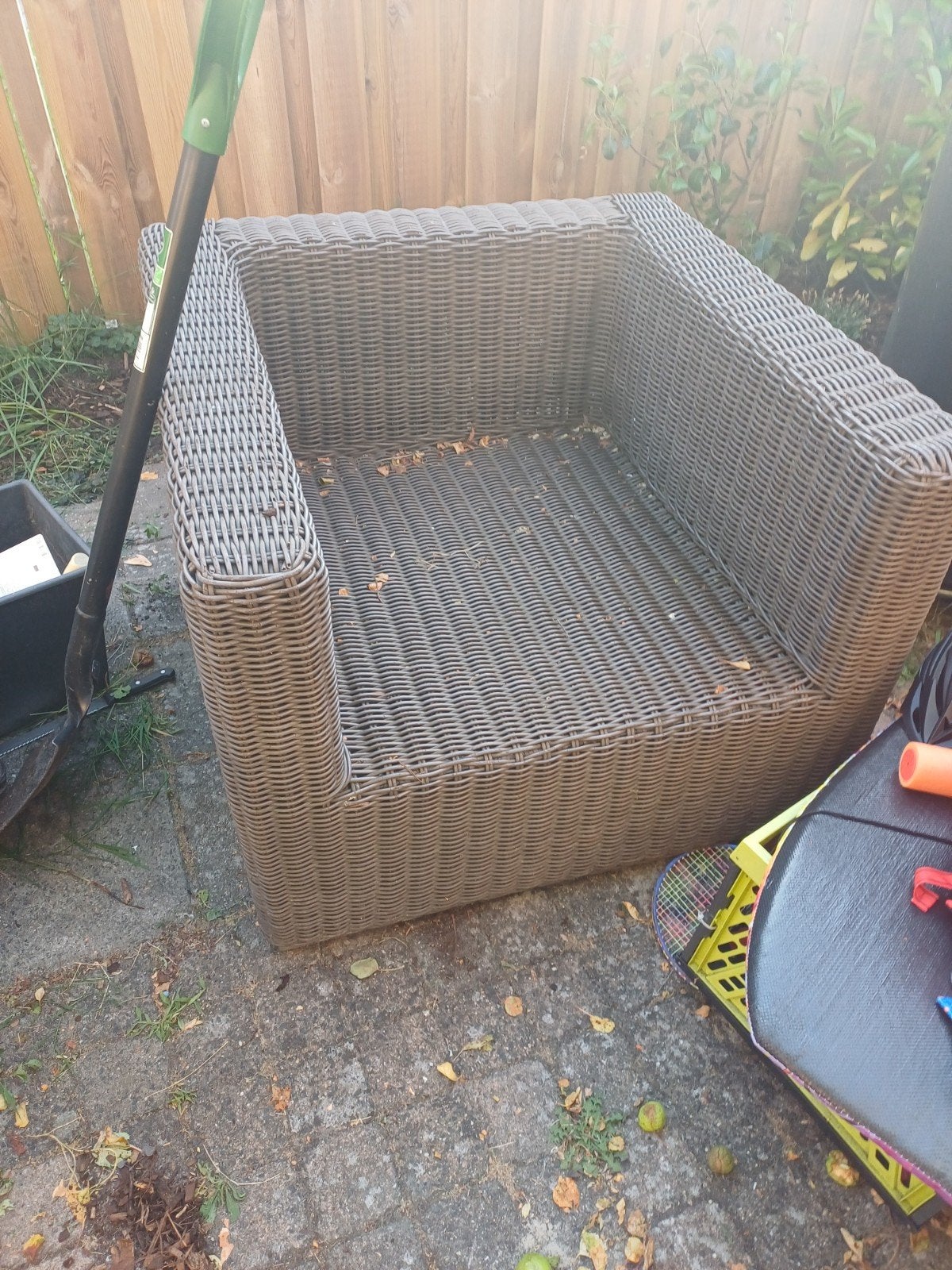Gratis Wicker Tuinstoel met voetbank, Ophalen, Gebruikt, Wicker