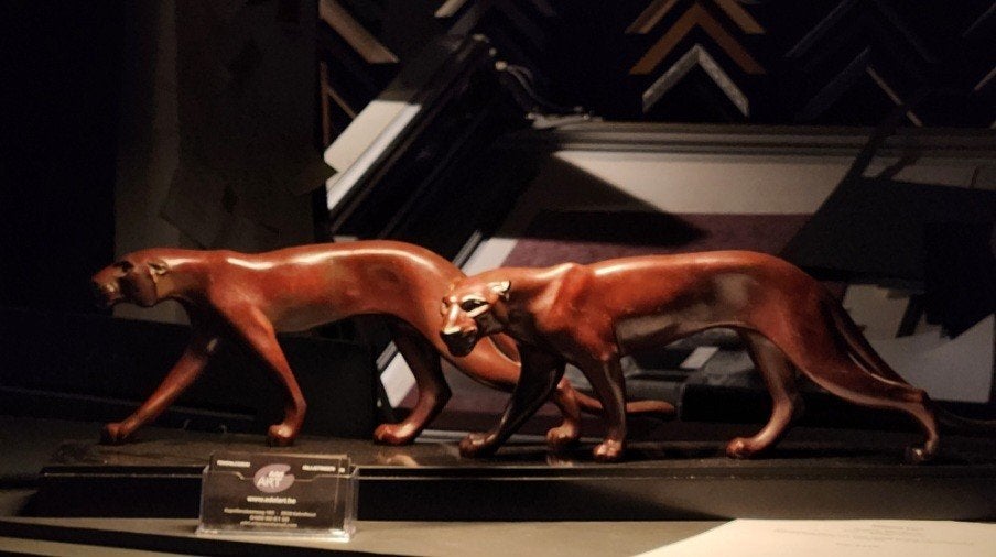 Twee bronzen panters - Elegant en krachtig, Beeld, Bruin, Klassiek, 50 - 100 cm