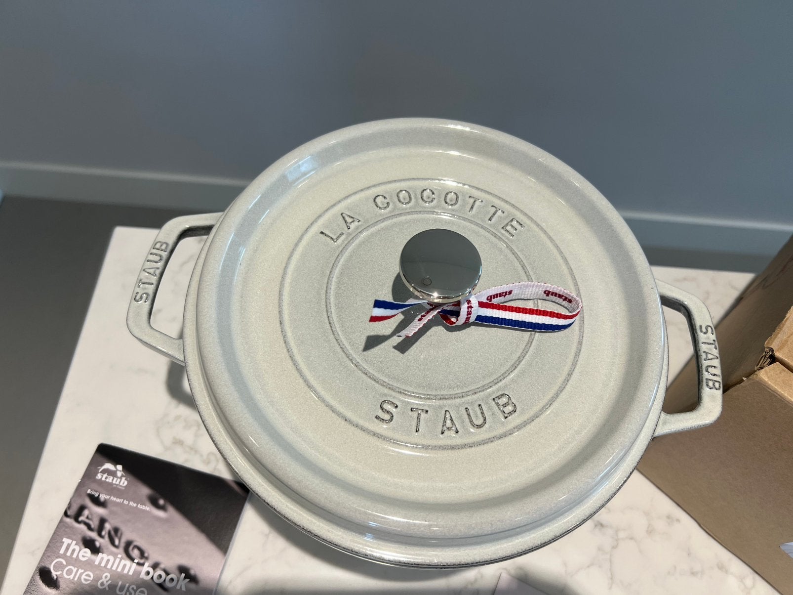 Nieuwe hoge Staub La Cocotte Truffel 24 cm, Gietijzer, Nieuw, Ophalen of Verzenden, Staub