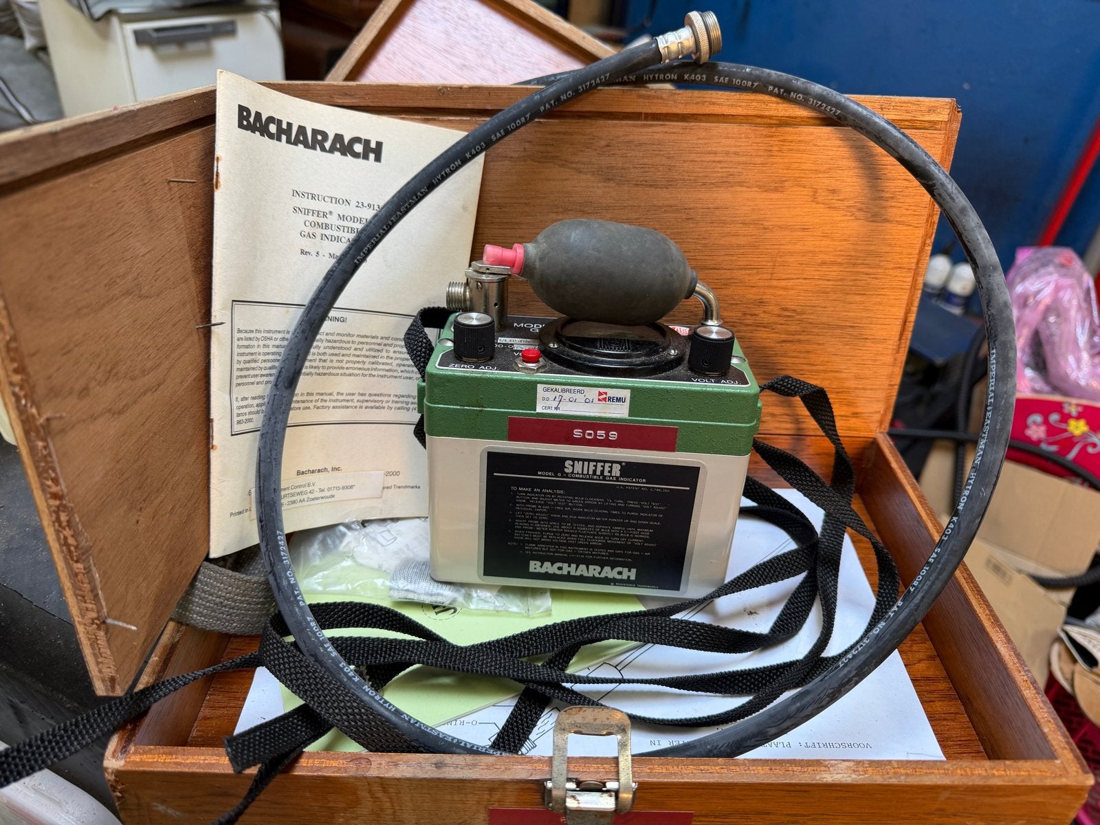 Bacharach Sniffer Model 23-9111 Gas Indicator in houten kist, Ophalen