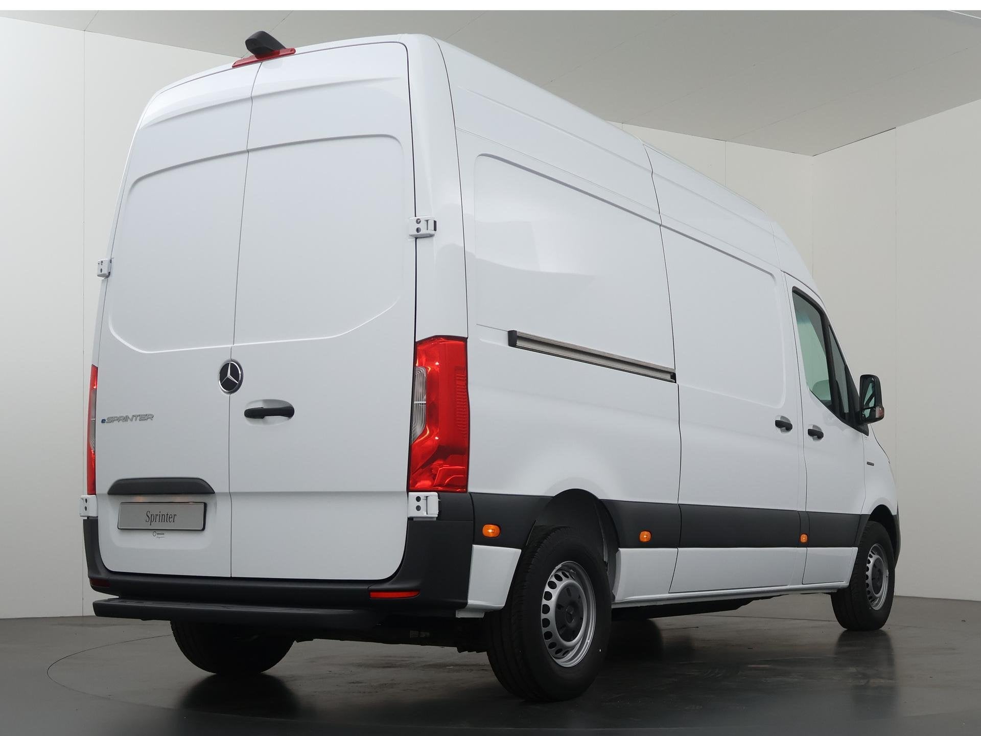 Mercedes-Benz eSprinter 414 L2 H2 RWD PRO 81kWh | Trekhaak |, Auto's, Bestelauto's, 81 kWh, Zwart, Wit, Mercedes-Benz