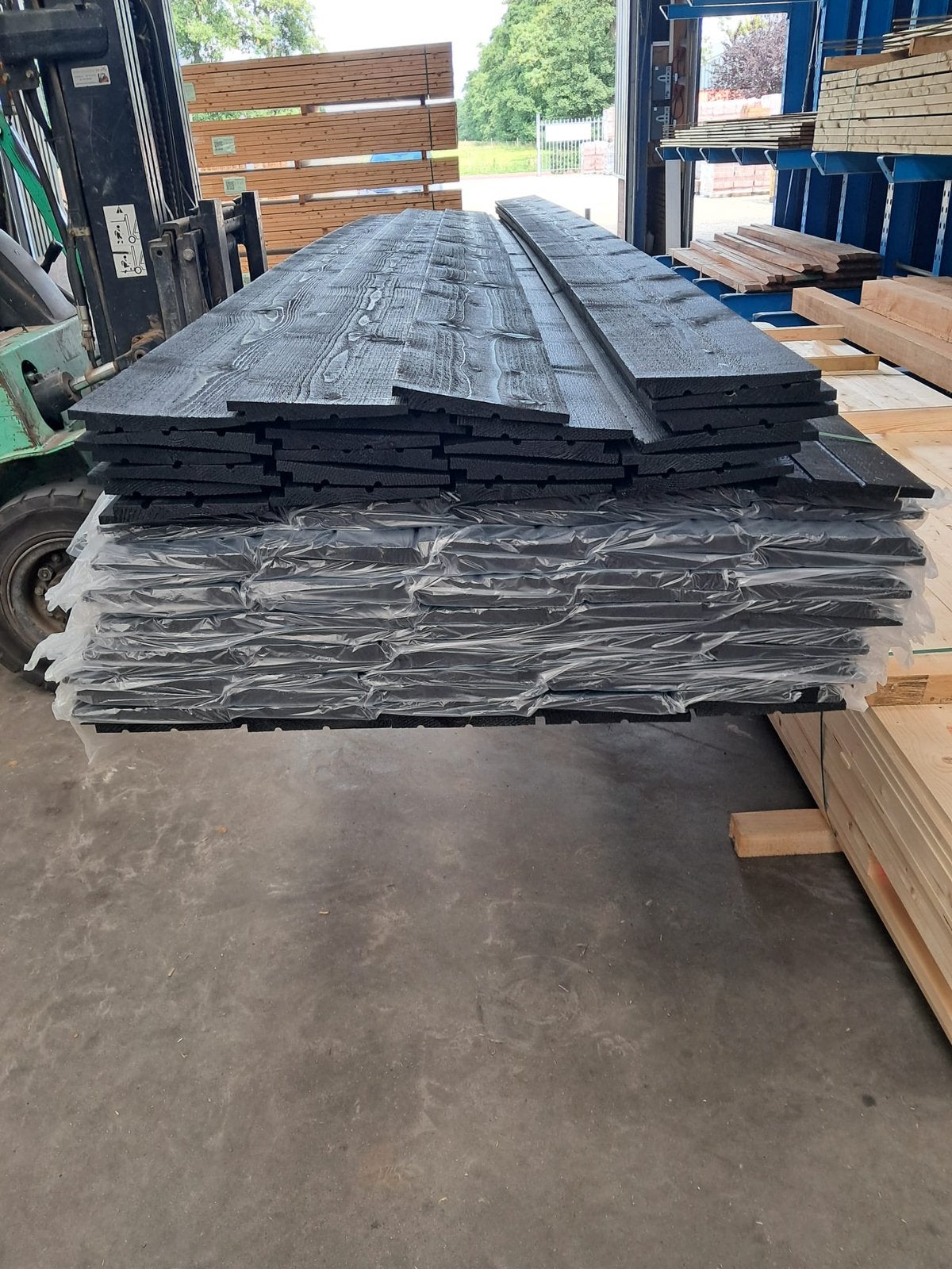 Vuren zweedsrabat fijnbezaagd zwart gespoten 175mm, Ophalen, Nieuw, 250 cm of meer, Planken