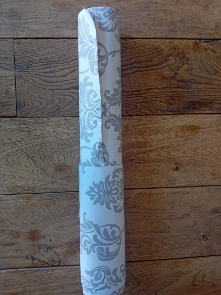 Behang met reliëf - Grijs/Wit Barokpatroon, Huis en Inrichting, Stoffering | Behang, Ophalen of Verzenden, Minder dan 10 m², Grijs