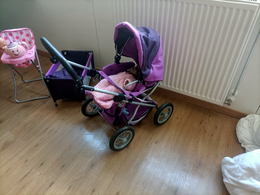 Schattige poppenwagen met bedje en stoeltje, Kinderen en Baby's, Speelgoed | Poppen, Ophalen, Zo goed als nieuw, Overige typen