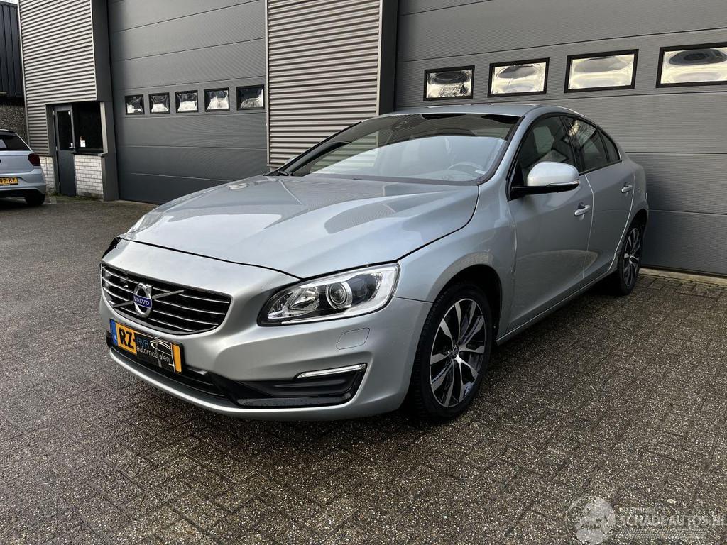 Volvo S60 1.5 T3 AUTOMAAT / NAVI / CRUISE / LEER / PDC, Auto diversen, Schadeauto's, Automaat, 1498 cc, Info@volvocars.com, Sedan