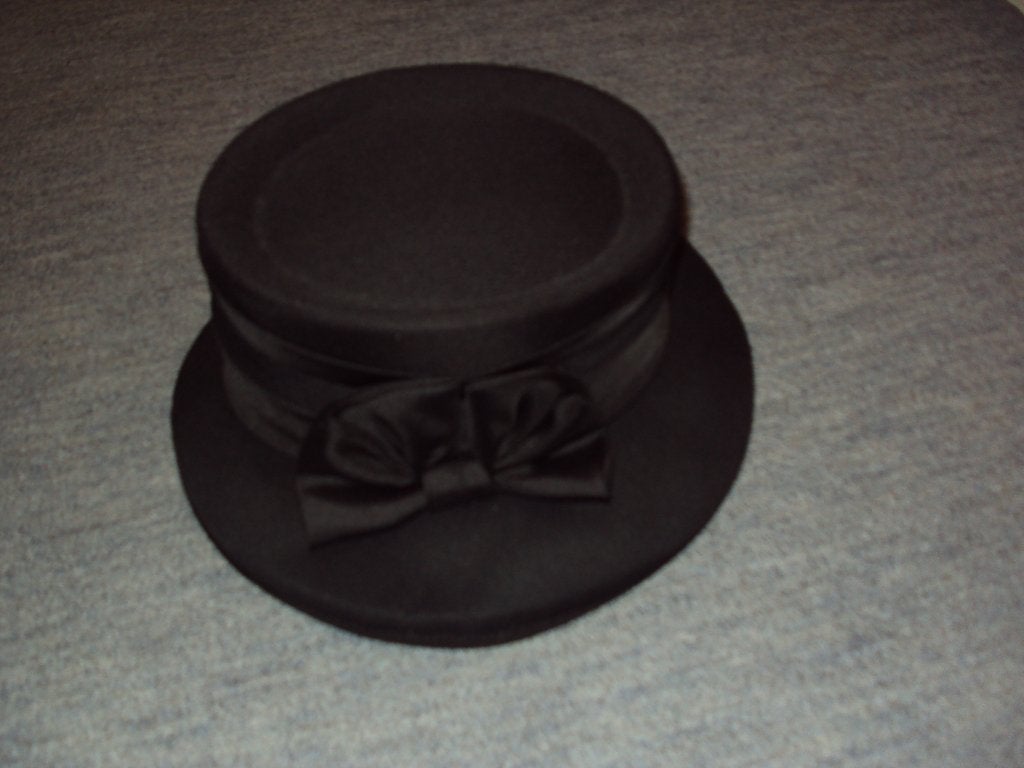 Nette zwarte polyester hoed KAYBEE mt M 56 cm prima staat, 56 of 57 cm (M, 7 of 7⅛ inch), Hoed, Ophalen of Verzenden, Gedragen