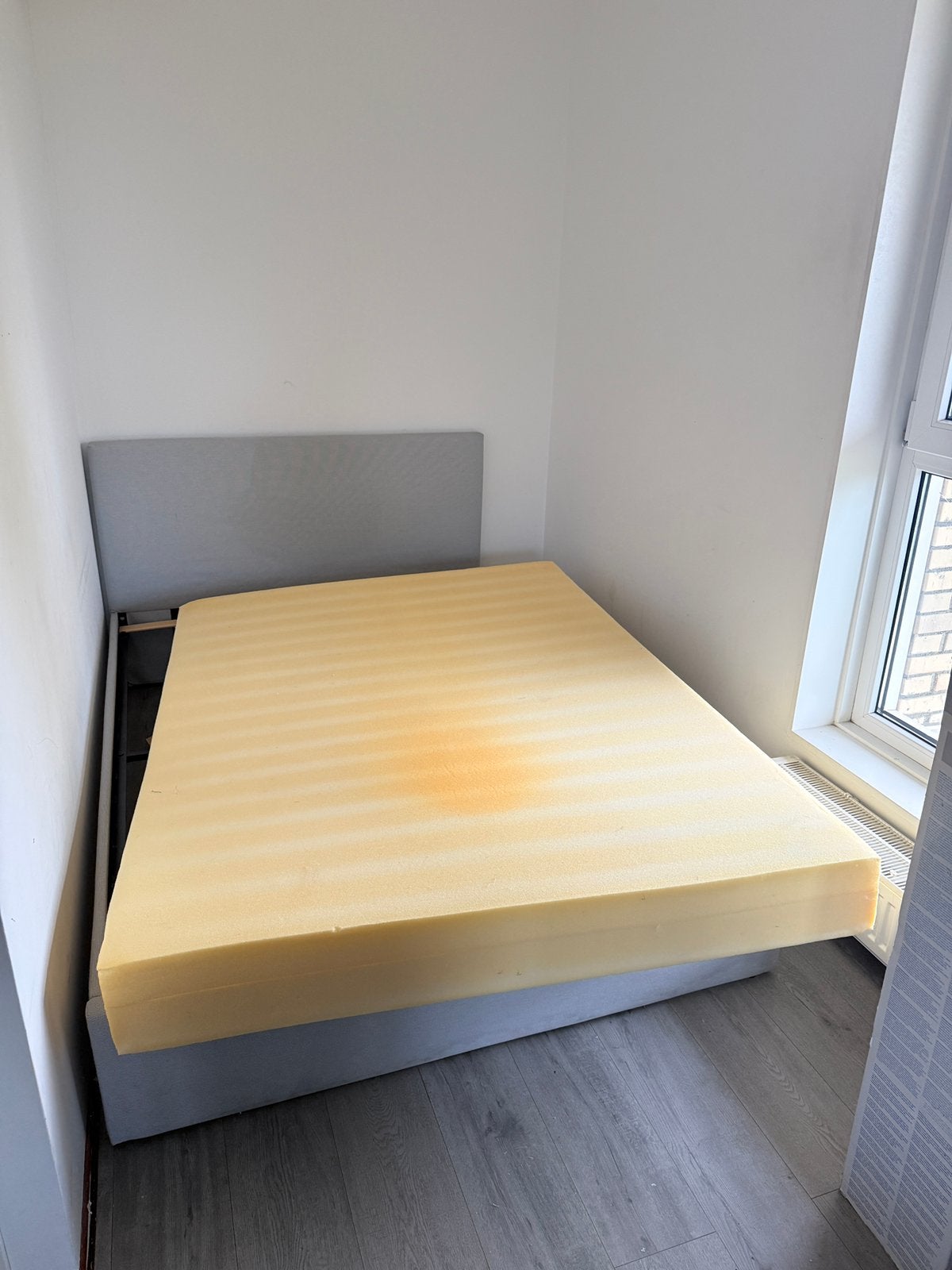 Bed frame & mattress 140x200, Wit, Tweepersoons, Zo goed als nieuw, Hout