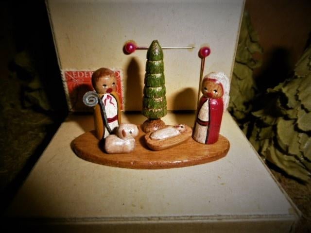 Oud houten figuren kerstgroepje miniaturen Maria krib popje, Diversen, Kerst, Verzenden
