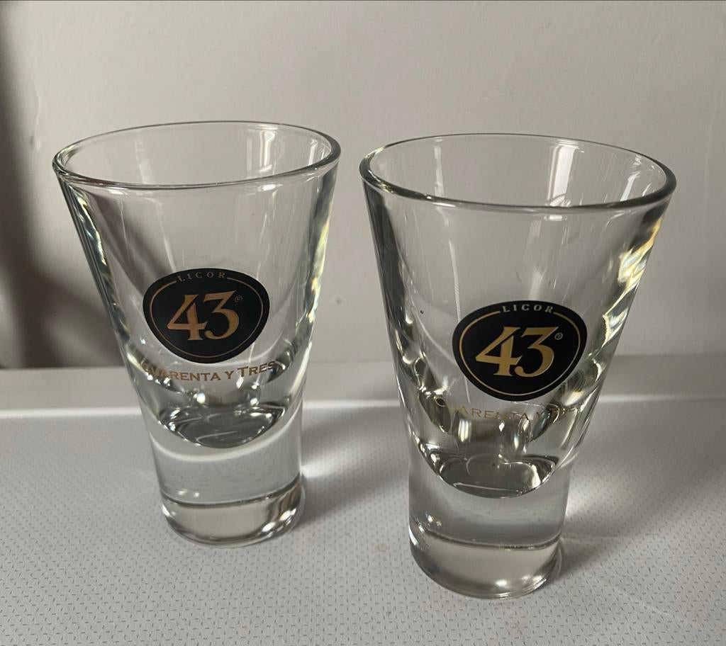 2 Licor 43 glazen met verzwaarde voet. H.11 cm., Verzamelen, Glas en Borrelglaasjes, Ophalen of Verzenden, Zo goed als nieuw, Borrel- of Shotglas