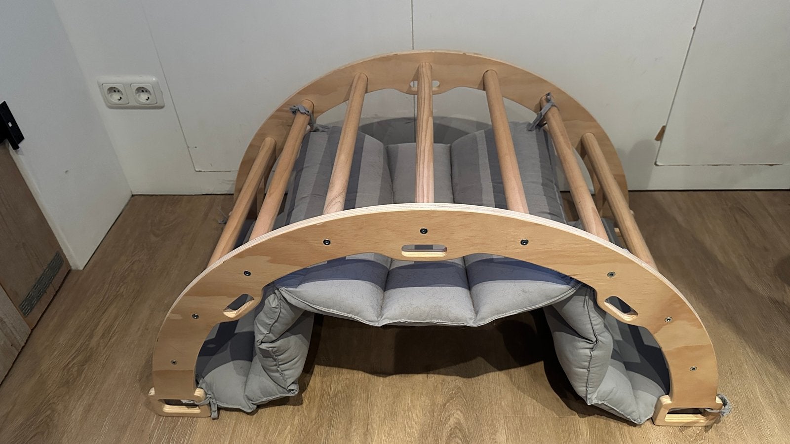 Houten Montessori Klimboog met Kussen - Zo goed als nieuw, Kinderen en Baby's, Speelgoed | Houten speelgoed, Zo goed als nieuw