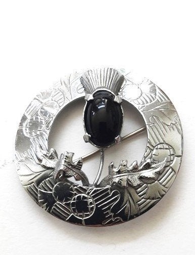 Mizpah - Broche Schotse distel met donkere steen (7948), Sieraden, Tassen en Uiterlijk, Ophalen, Zo goed als nieuw, Zilver, Overige materialen