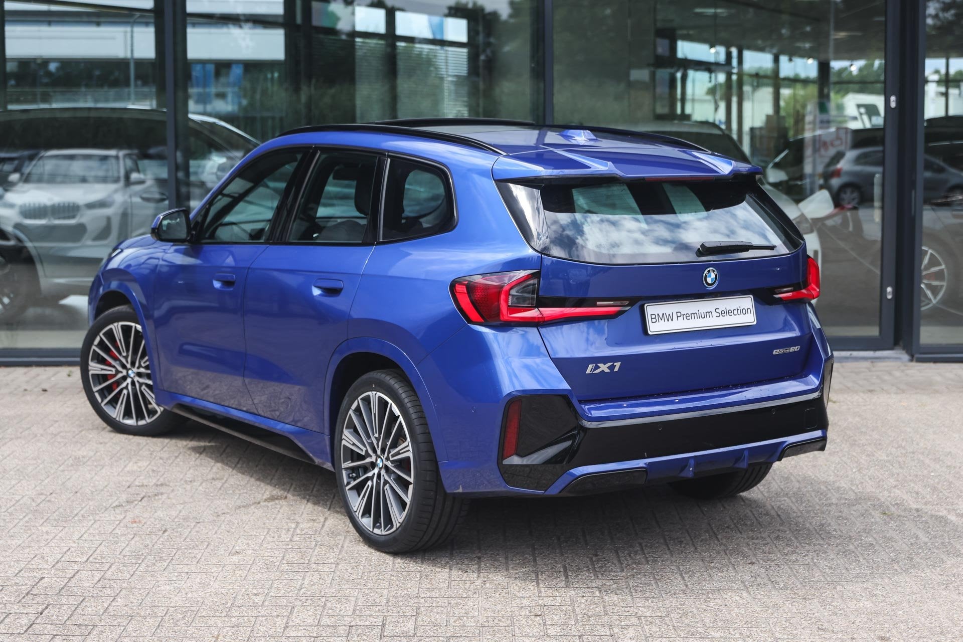 BMW iX1 eDrive20 M Sport / Panoramadak / Sportstoelen / Comf, Dealer onderhouden, Gebruikt, Met garantie (alle), 204 pk
