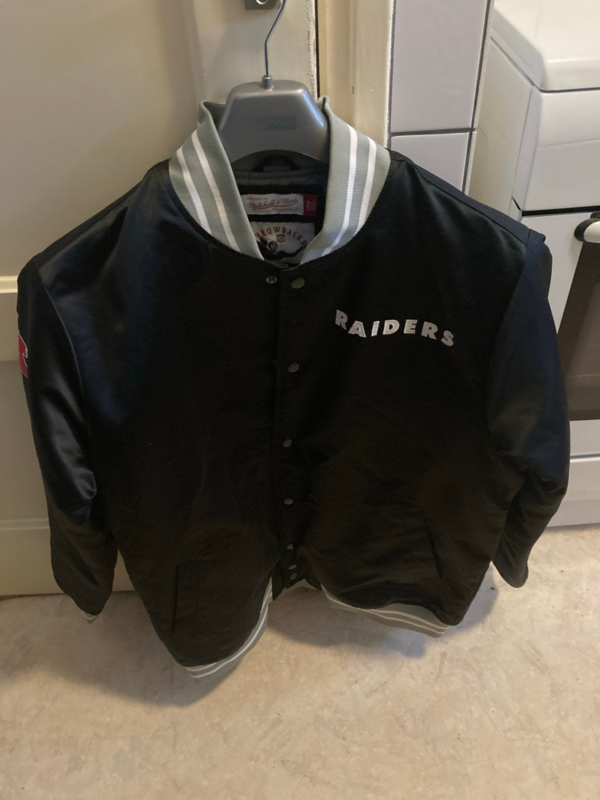 Mitchell & Ness Raiders Varsity Jacket - Maat L, Verzenden, Nieuw, Maat 52/54 (L), Zwart