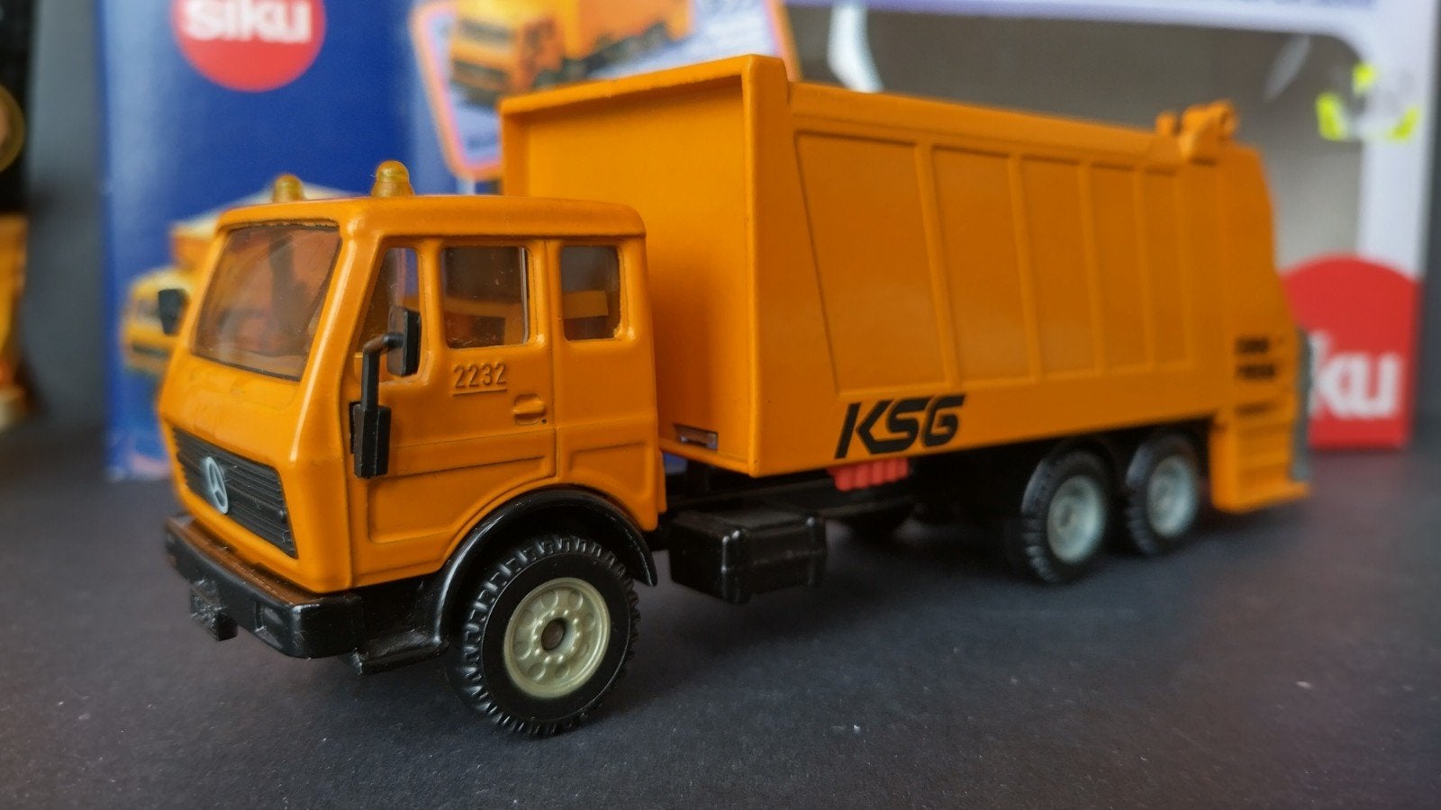 Mercedes Benz KSG euro press vuilniswagen 1:55 Siku 2926 Pol, Hobby en Vrije tijd, Modelauto's | 1:50, SIKU, Verzenden, Zo goed als nieuw