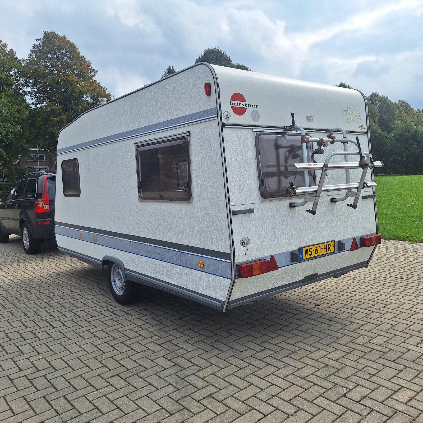 Foto 4 van Burstner Fun 420, Voortent, Fietsendrager, Vast toilet
