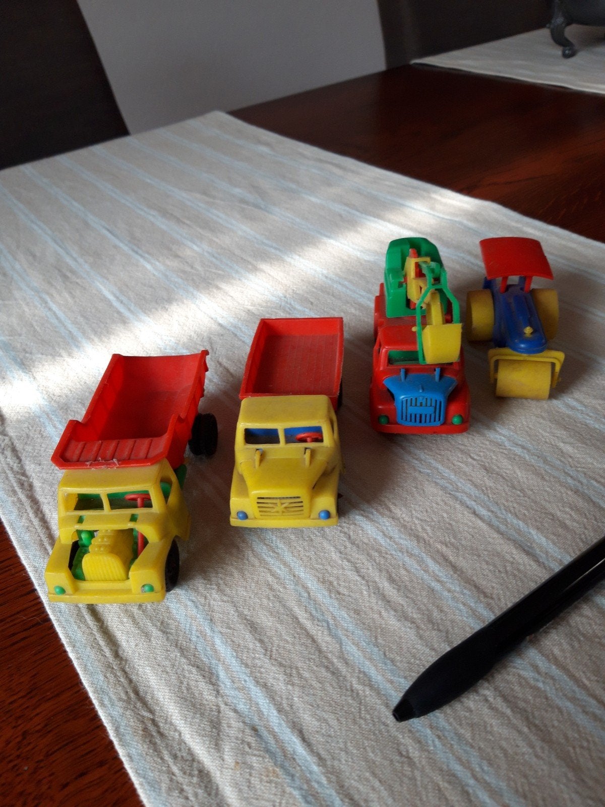 4 oude plastic vrachtwagens, Ophalen