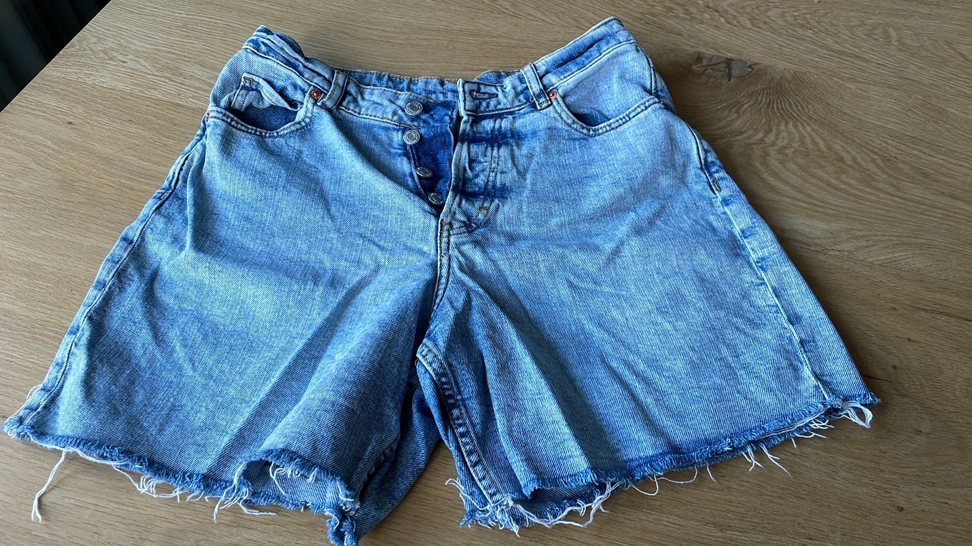 H&M short 90’s cutoff shorts jeansshort high waist maat 36 S, Ophalen of Verzenden, Zo goed als nieuw, Blauw, W36 - W38 (confectie 52/54)