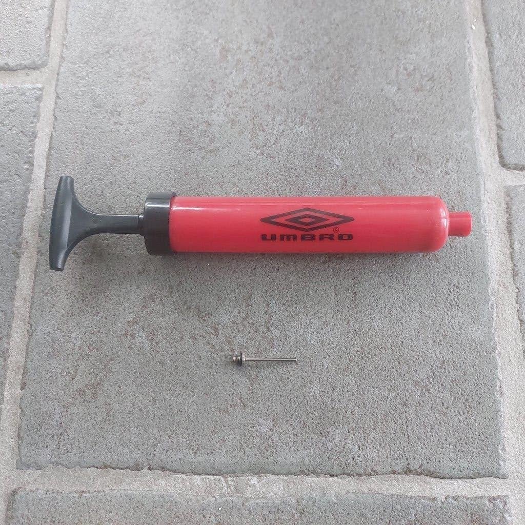 Ballenpomp Umbro met Naald, Maat M, Ophalen of Verzenden, Zo goed als nieuw, Overige typen