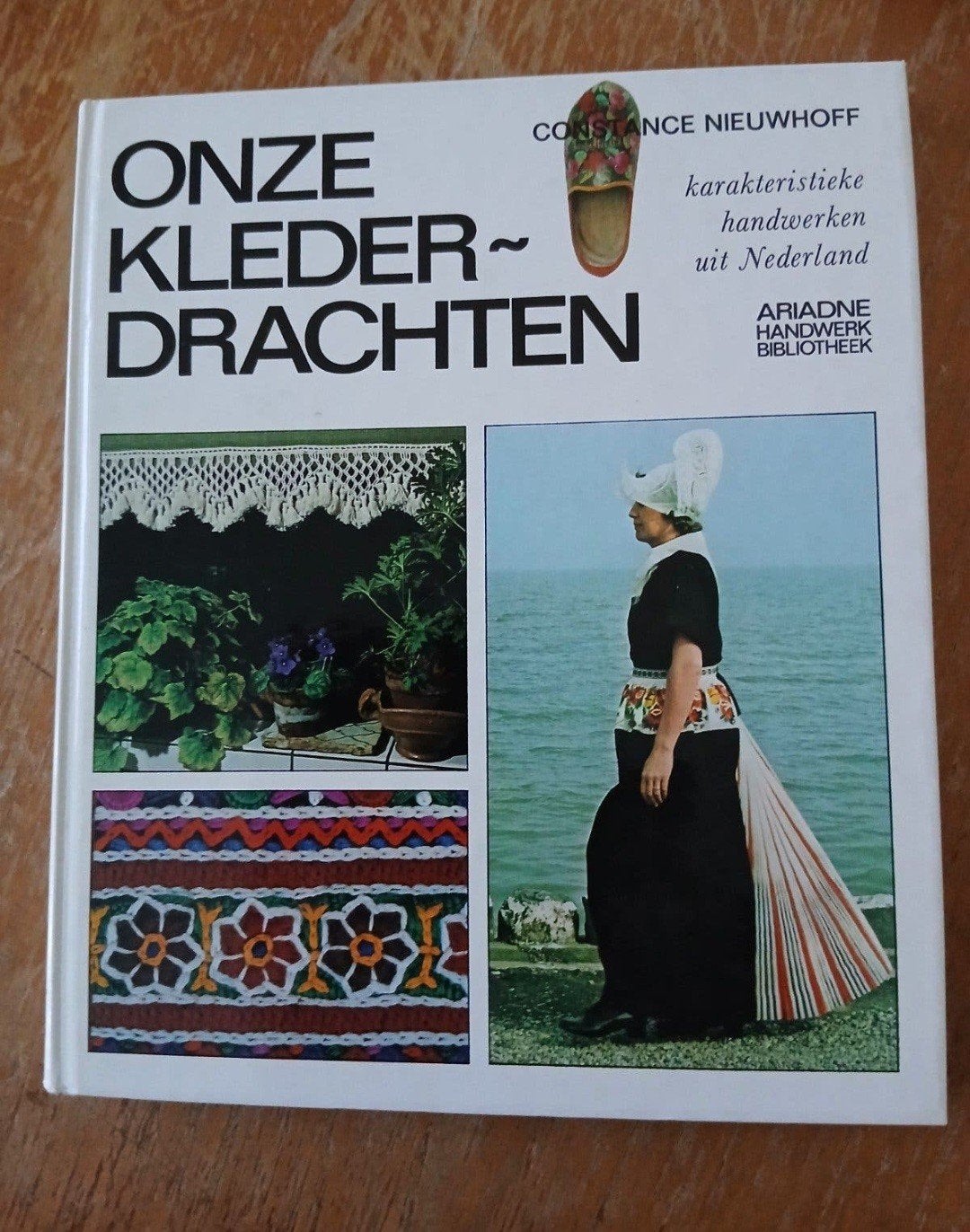 Onze Klederdrachten - Constance Nieuwhoff, Ophalen of Verzenden, Zo goed als nieuw, Overige onderwerpen, Constance Nieuwhoff