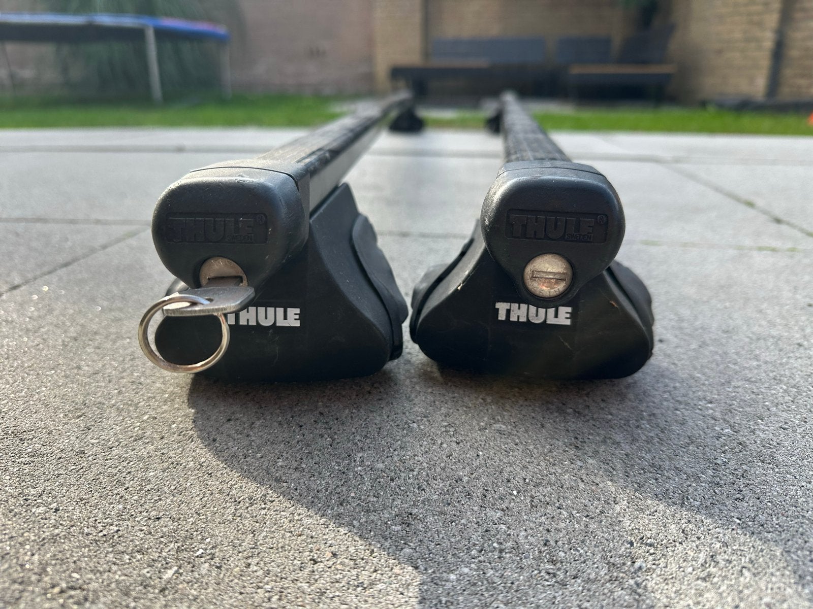 Thule dakdragers met sloten voor open rail. Voor op een bus, Ophalen, Gebruikt