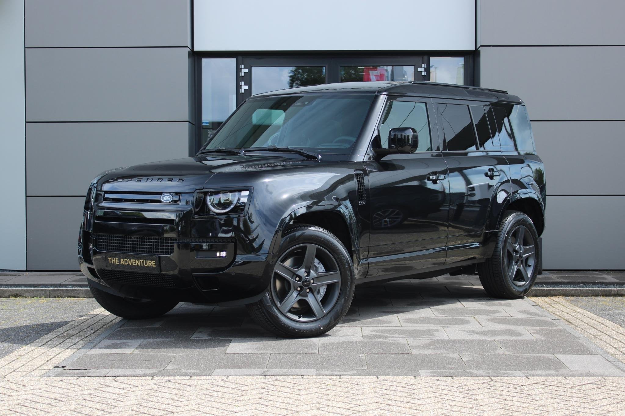 Land Rover Defender 110 P300e X-Dynamic SE | Facelift | Koel, Auto's, Automaat, Gebruikt, Euro 6, Met garantie (alle)