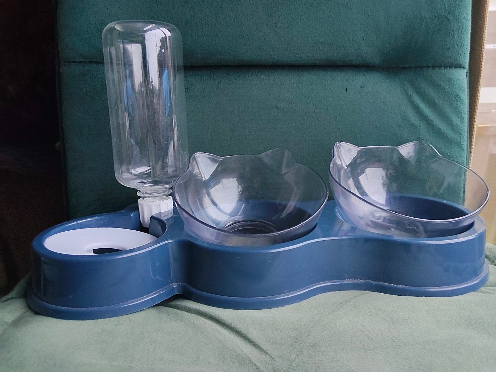 Gratis Katten voer bakjes en drinkfles met houder, Dieren en Toebehoren, Ophalen of Verzenden, Zo goed als nieuw